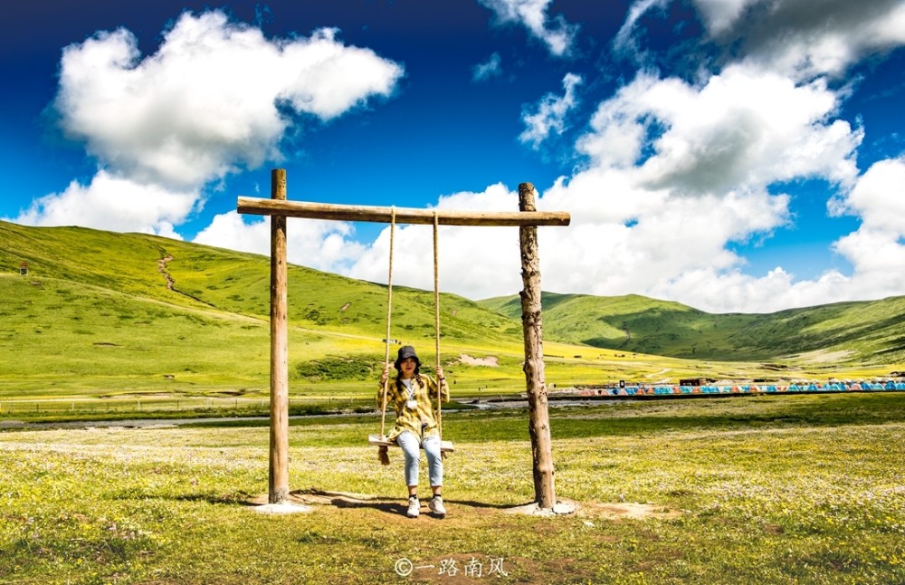 俄么塘花海有多个网红拍摄点,花海中间还安装有秋千给游客作拍摄道具.