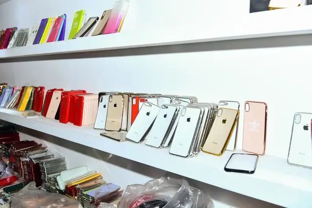 涉案2亿元广州番禺这个生产山寨手机壳的工厂被端了