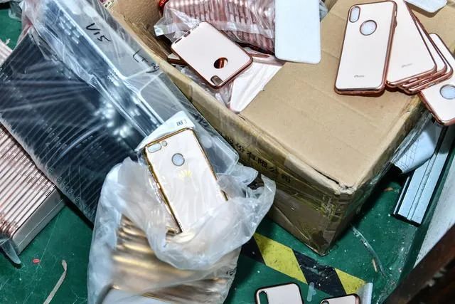 涉案2亿元广州番禺这个生产山寨手机壳的工厂被端了