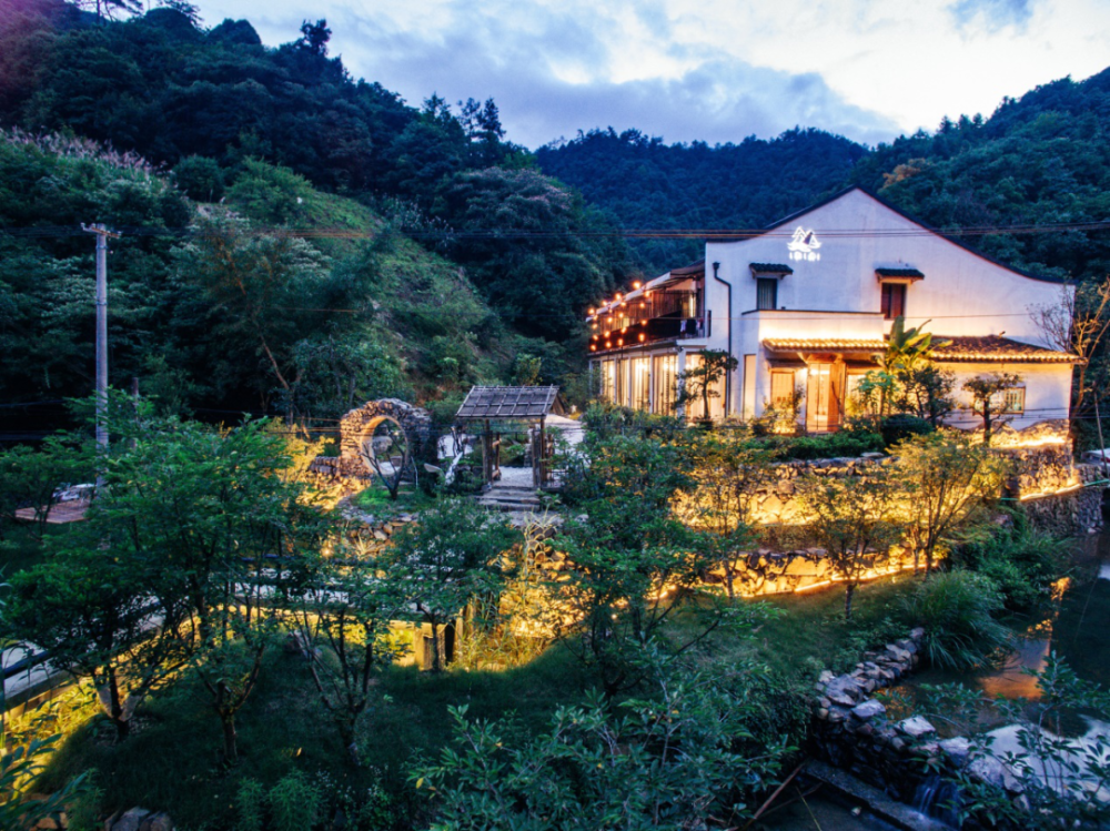 柏舟民宿座落于临安河桥古镇旁的秀溪村,独立占据一个山谷.