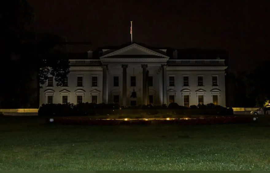华盛顿特区宵禁夜:白宫罕见熄灯,多处燃起火光