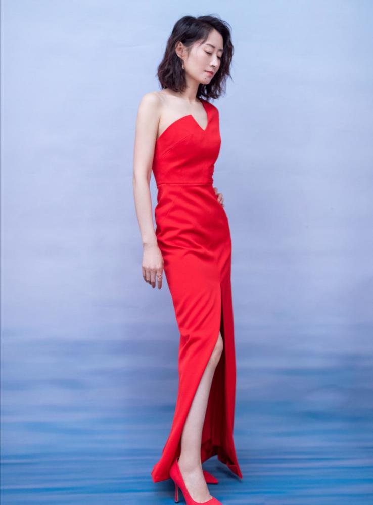刘敏涛气场好强！穿半肩开叉红裙凸显身材，曼妙姿态透出成熟韵味