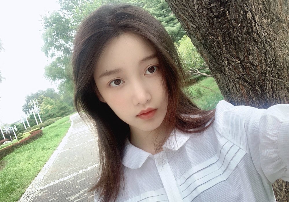 创3颜值担当姜贞羽戛纳照片被嘲丑,她六一晒童年照证明天然美貌