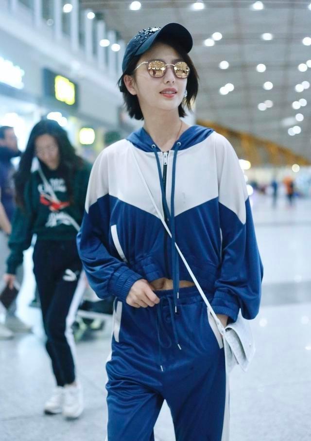 佟丽娅越老越敢穿校服穿成露脐款活脱脱的叛逆少女