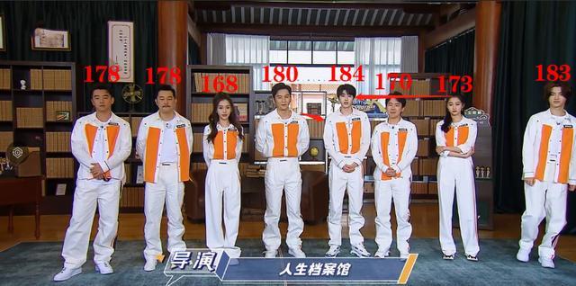 当1米84的蔡徐坤与1米73的关晓彤站一起,谁谎报了身高,一目了然