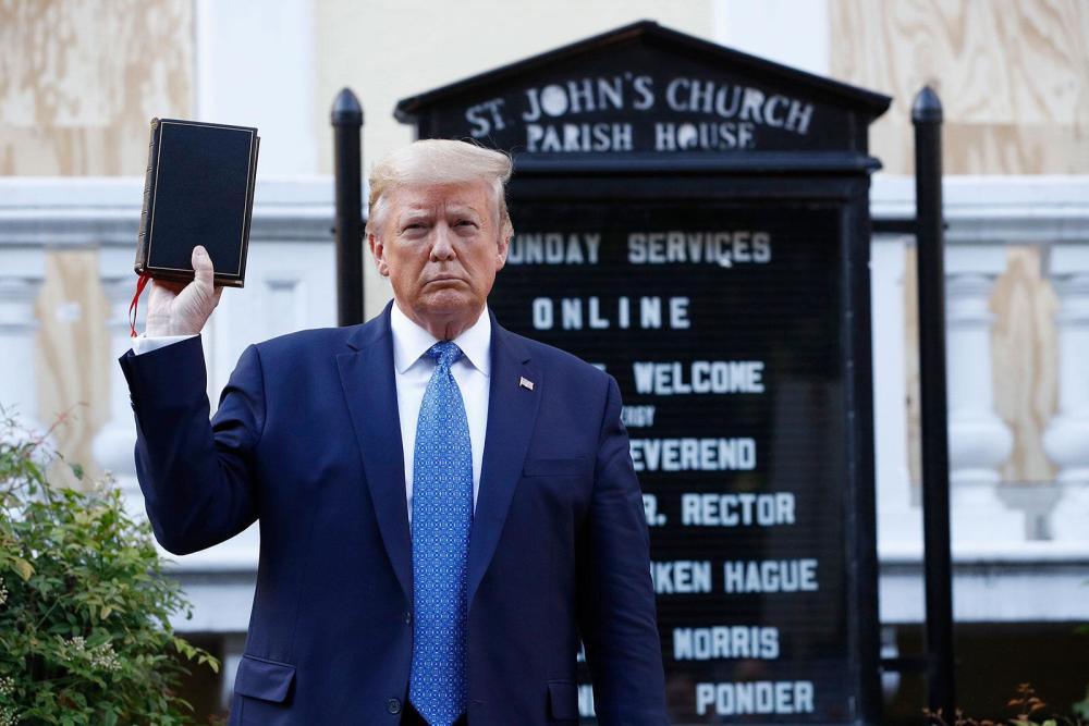手持圣经的特朗普站在圣约翰教堂外：我们是世界上最伟大的国家