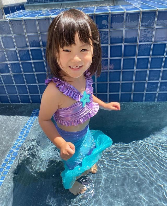 陈冠希|陈冠希晒女儿草地上奔跑，Alaia扎小龙人发型，皱着眉头表情搞笑