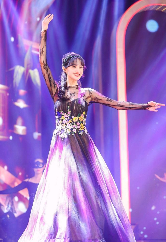 郑爽黑天鹅造型太美了!穿黑纱裙翩然而舞,像极了落入凡间的仙子