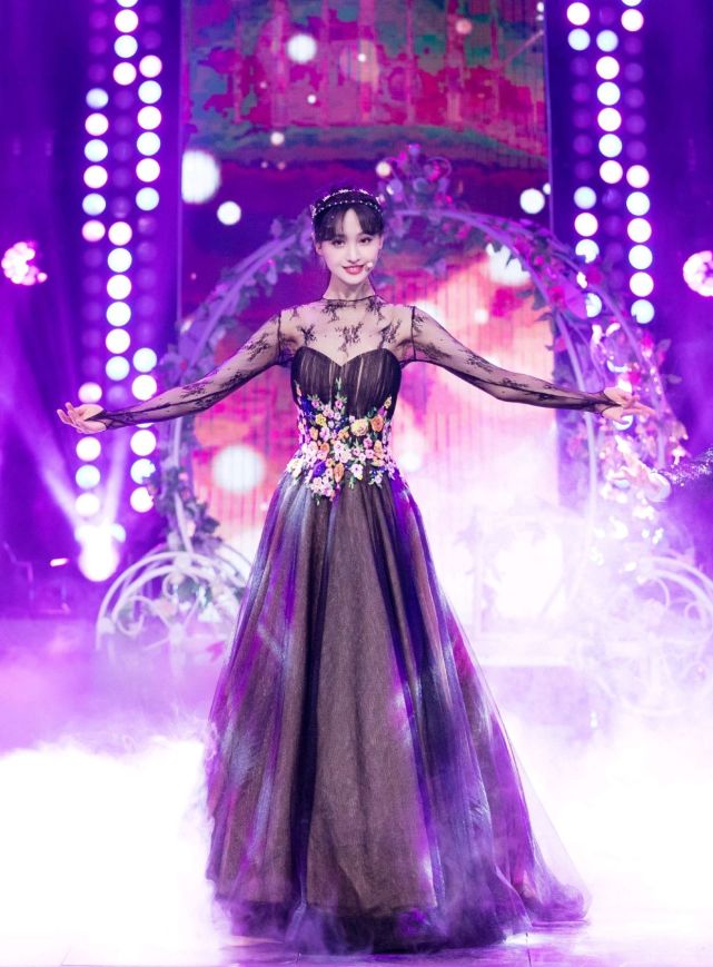 郑爽黑天鹅造型太美了!穿黑纱裙翩然而舞,像极了落入凡间的仙子