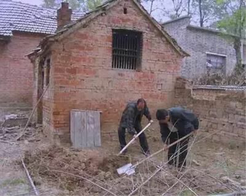 龙治民杀人案回顾夫妻两人共同作案奸杀48人后层层堆积