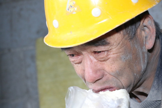 砖头爸爸月入过万不够9个月儿子花 家里老人在工地就着眼泪啃白馍