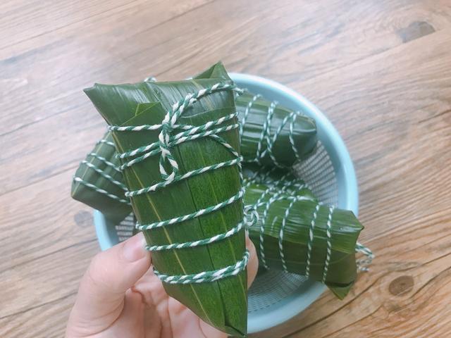 教你包粽子啦,江南经典五花肉四角粽,肉馅肥而不腻,粽香四溢_腾讯新闻