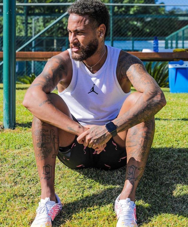 踢个球一带一路内马尔姑姑儿子加盟法国草根队能给内少提个鞋