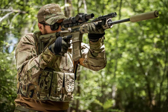 野外环境下的mr556a1 tan步枪,沙漠色适应的可不止是沙漠,森林,丛林