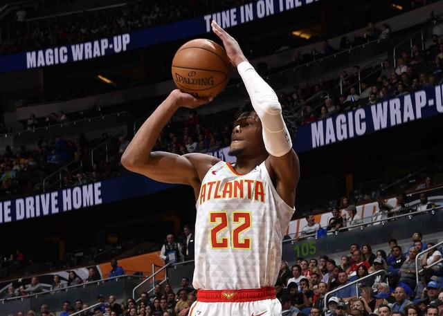 据《亚特兰大宪章报》报道,由于停赛,老鹰前锋卡姆-雷迪什有大把时间