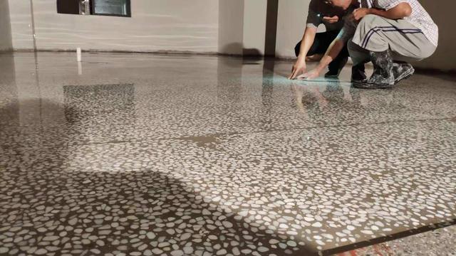家里装修的时候想着给家里换换风格,于是选了水磨石做地面,师傅建议用