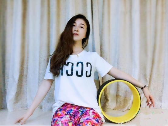 浙江瑜伽老师艾娜气质优雅自信乐观带你感知瑜伽的美好