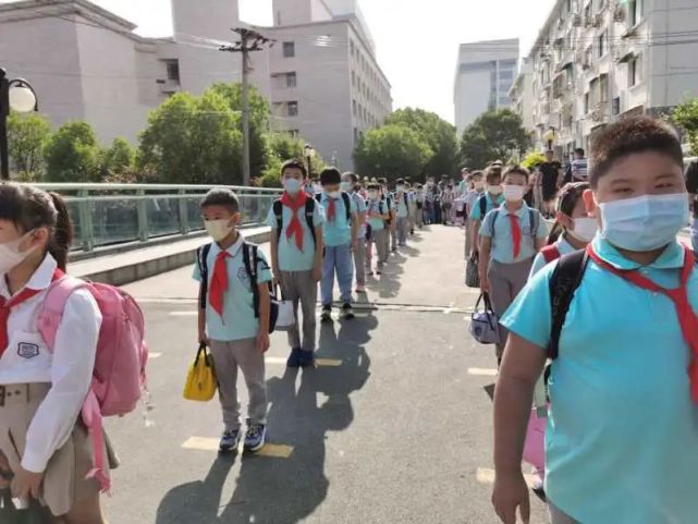 童心向党快乐成长上海市铜川学校二年级入队仪式