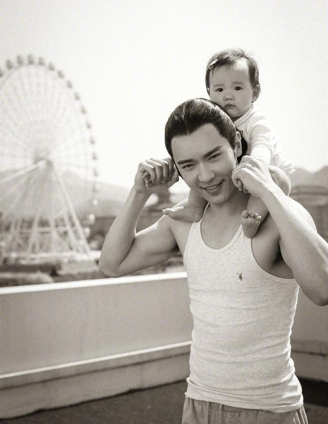 小酒窝4岁生日高云翔晒蛋糕疑现身董璇亲子餐厅为女儿庆生