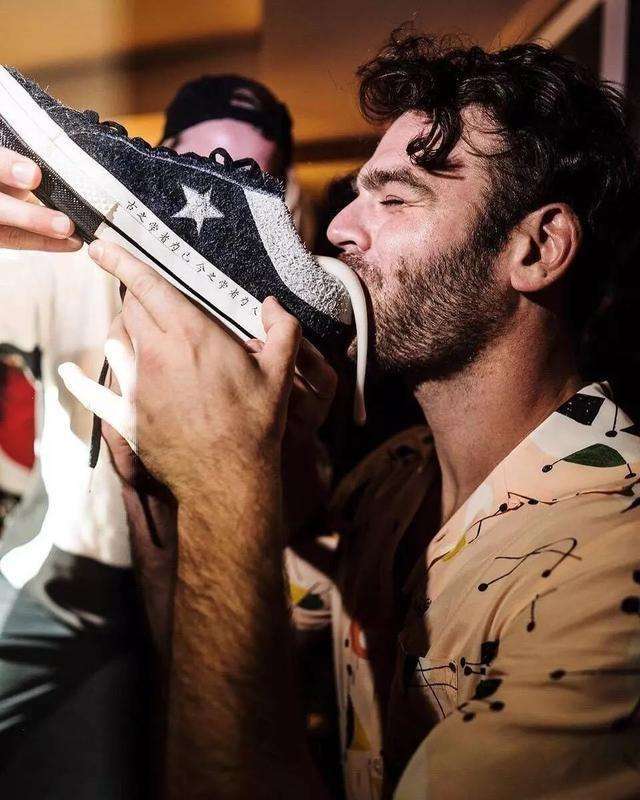 澳帅哥伪装警察接近女性只为找理由闻嗅鞋子难以抗拒女性鞋子的味道