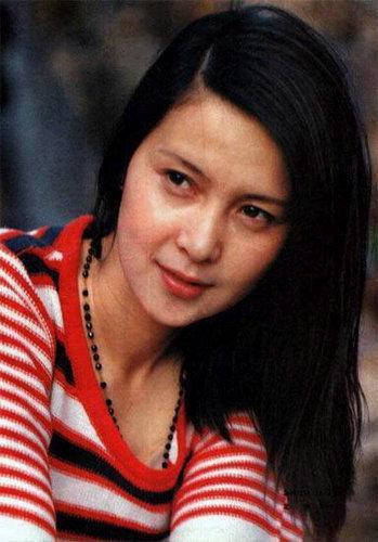 李小璐的父亲李丹宁曾是八一厂的导演和演员,参演过影片《高山下的