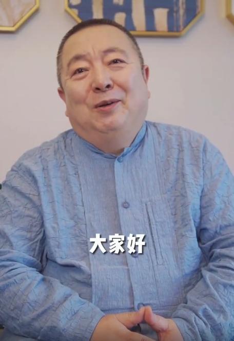 64岁央视主持董浩直播,两鬓斑白老态尽显,身材发福状态大不如前