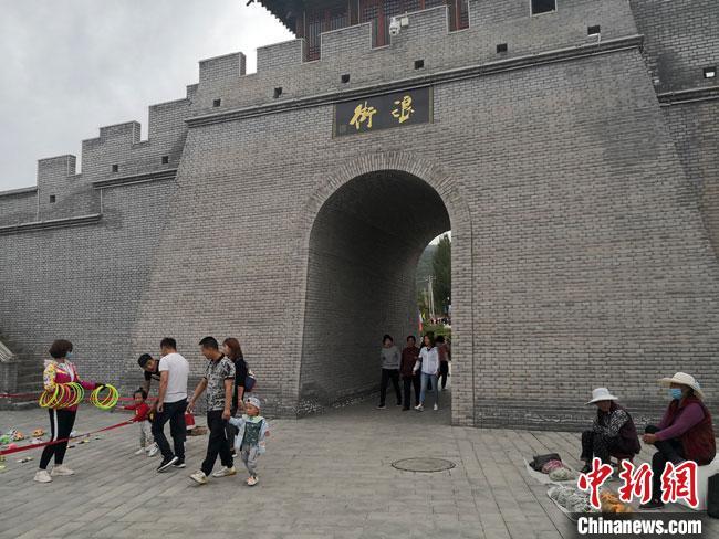 短短两年间,地处兰州市榆中县境内的"浪街村"已摇身一变成为人声鼎沸