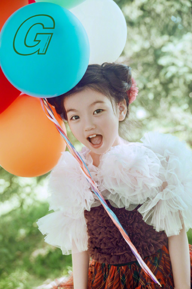 阿拉蕾与妹妹一起拍大片姐俩打扮公主五官如复制粘贴像双胞胎