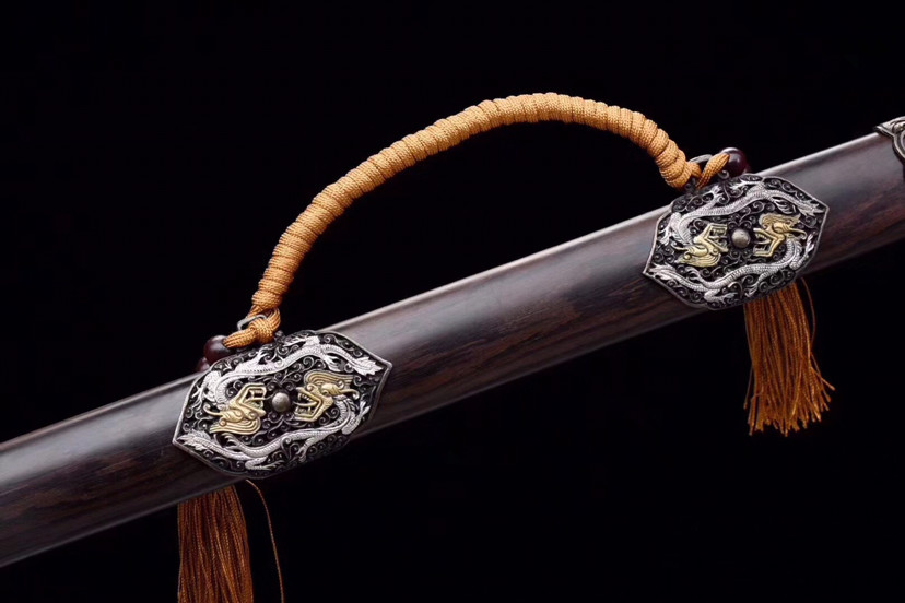 刃材:百炼花纹钢扭转纹,剑鞘:黑檀木,装具:三色铜装精雕 .