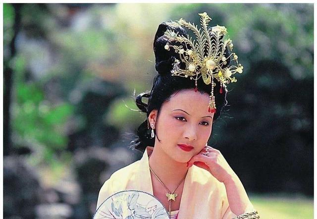 1996年乐韵错失"王熙凤"后,被母亲逼迫跳下13楼,结束28岁生命