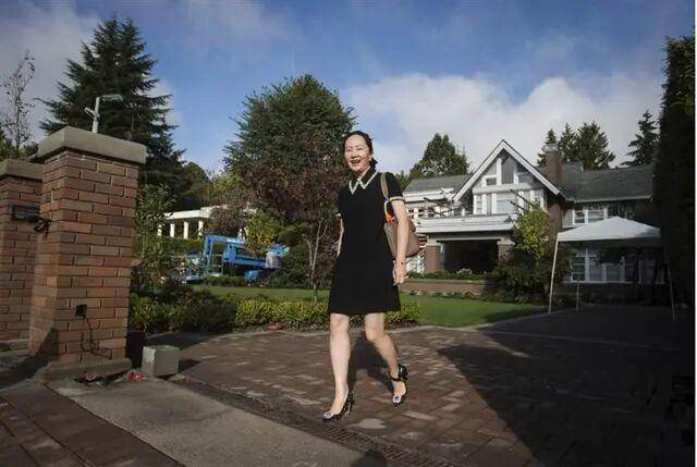 孟晚舟微笑走进法院戴脚镣依旧淡定穿搭风格同样充满活力