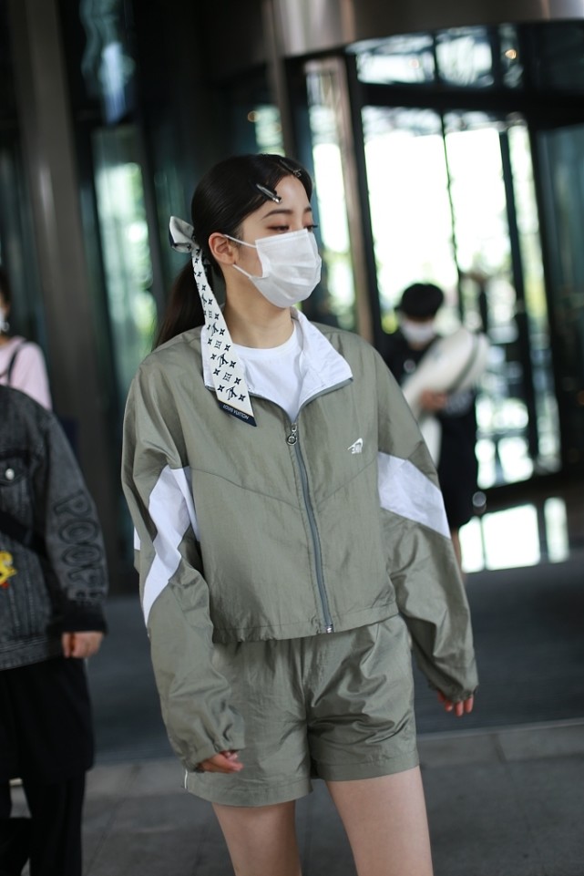 欧阳娜娜录节目小秀美腿 扎发带别发夹少女感满分