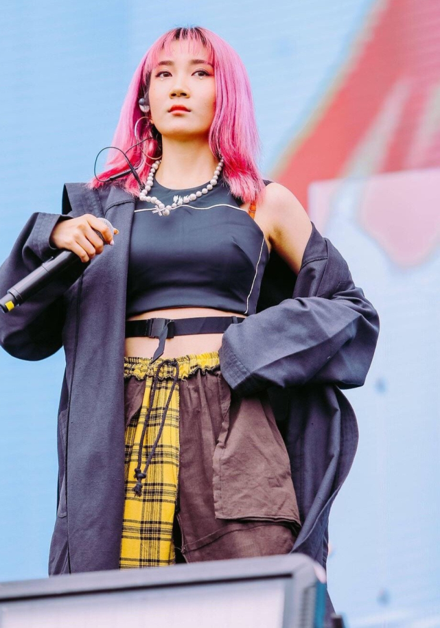 "卡十"的乃万火了!黑色背心配上牛仔裤,时尚感强烈成范文