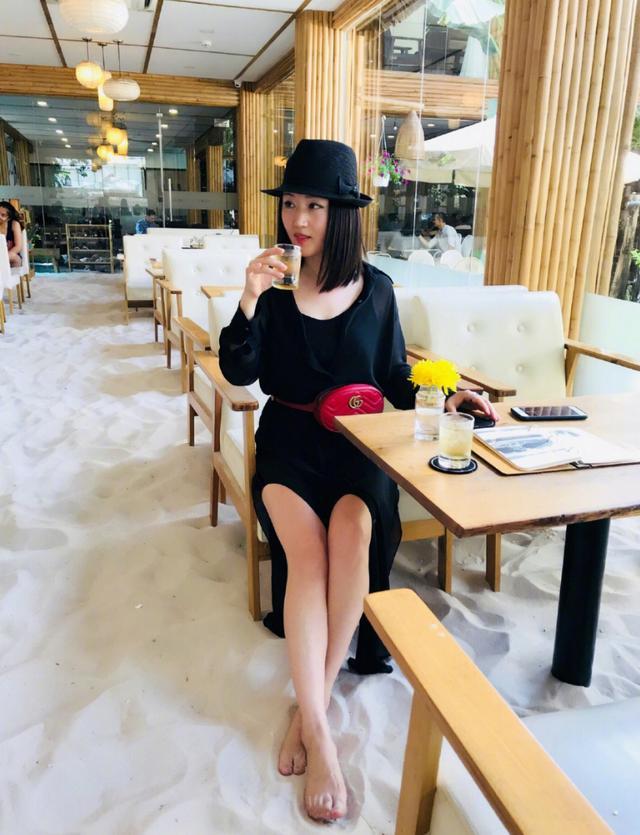 杨钰莹在国外旅游真会穿,奔四奔五女人学一学,气质优雅更显年轻