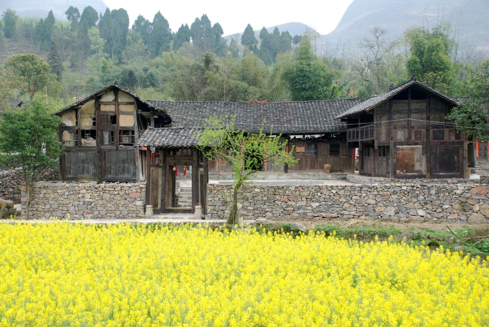 洗车河,靛房河在此汇流成捞车河,河流自然冲击形成了三个村寨,风雨凉