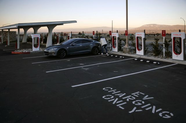 車圈｜彭博社：美國計劃深度調整電動車產業鏈 預計投入1410億美元