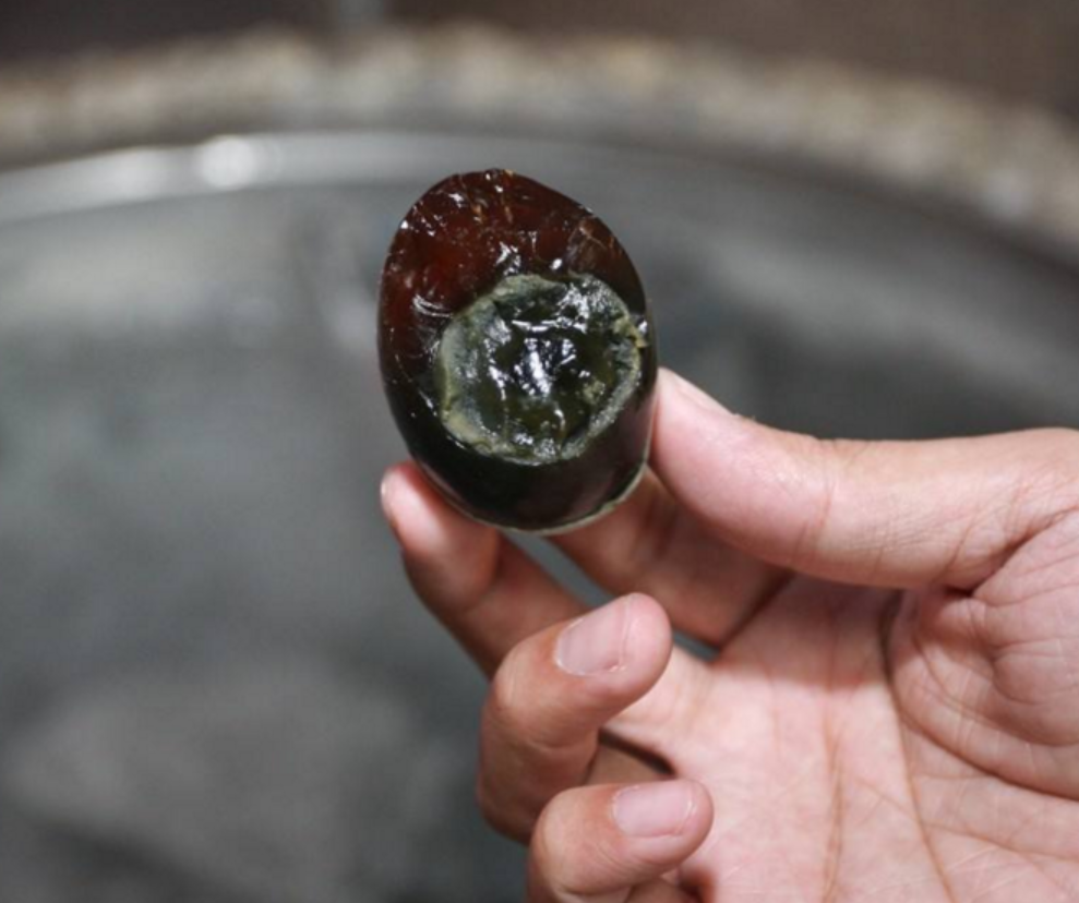 爱吃松花蛋的人有时候也自己做一些松花蛋,其实方法还是比简单的,首先