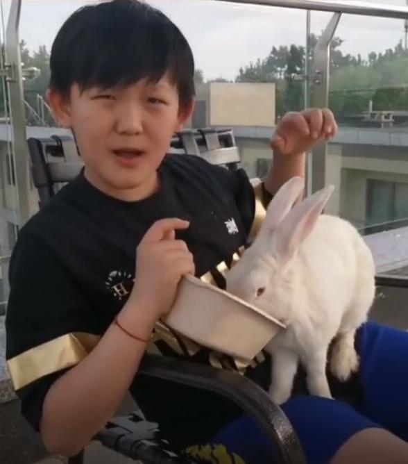 这并不是杨子睿第一次出现在杨志刚的视频当中,此前杨志刚还曾晒儿子