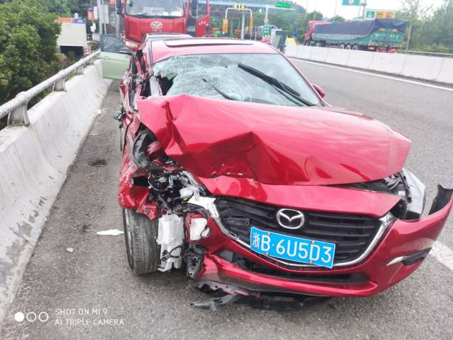 近乎报废！后车分神追尾未靠边的故障车，致四车受损