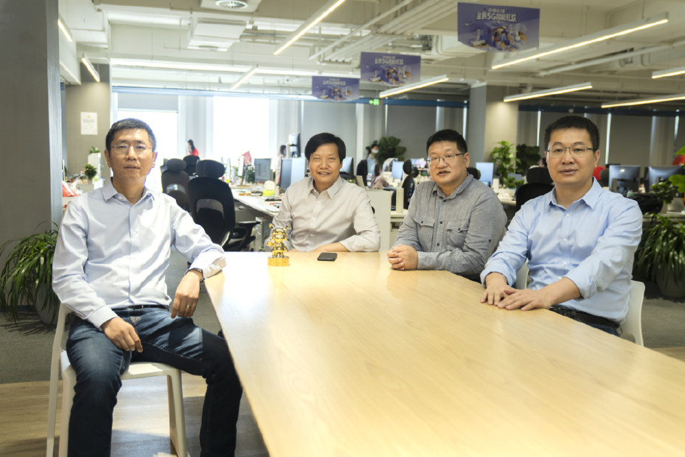 确实十分强大,前金立的卢伟冰,前联想的常程,前小辣椒创始人王晓雁,再