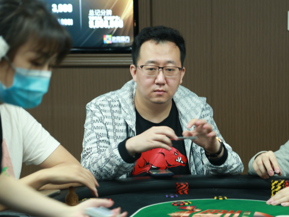 5w/3w/3w天义用kjo和对手的ato在翻牌前打光,翻牌的一张j让天义笑到