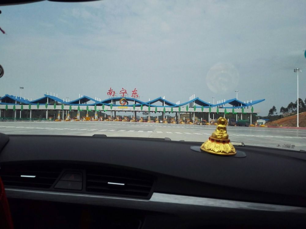 广西南宁一男子喜提新车,邀朋友自驾回老家,走访亲友,结果12分扣没了!