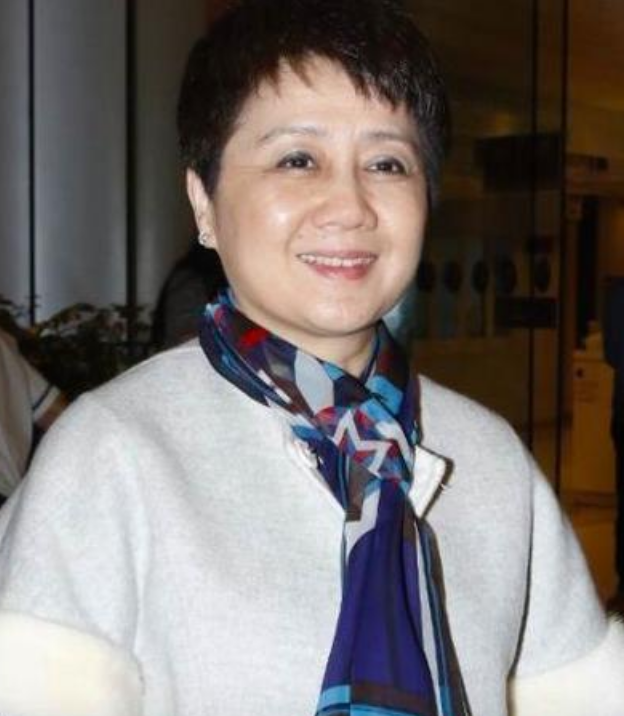 梁安琪穿裙子还搭裤子,60岁依旧气质如兰_腾讯新闻