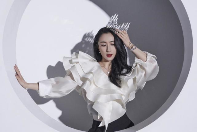 薇娅对娱乐圈真执着,穿黑白抹胸裙登芭莎珠宝,气场不输女明星