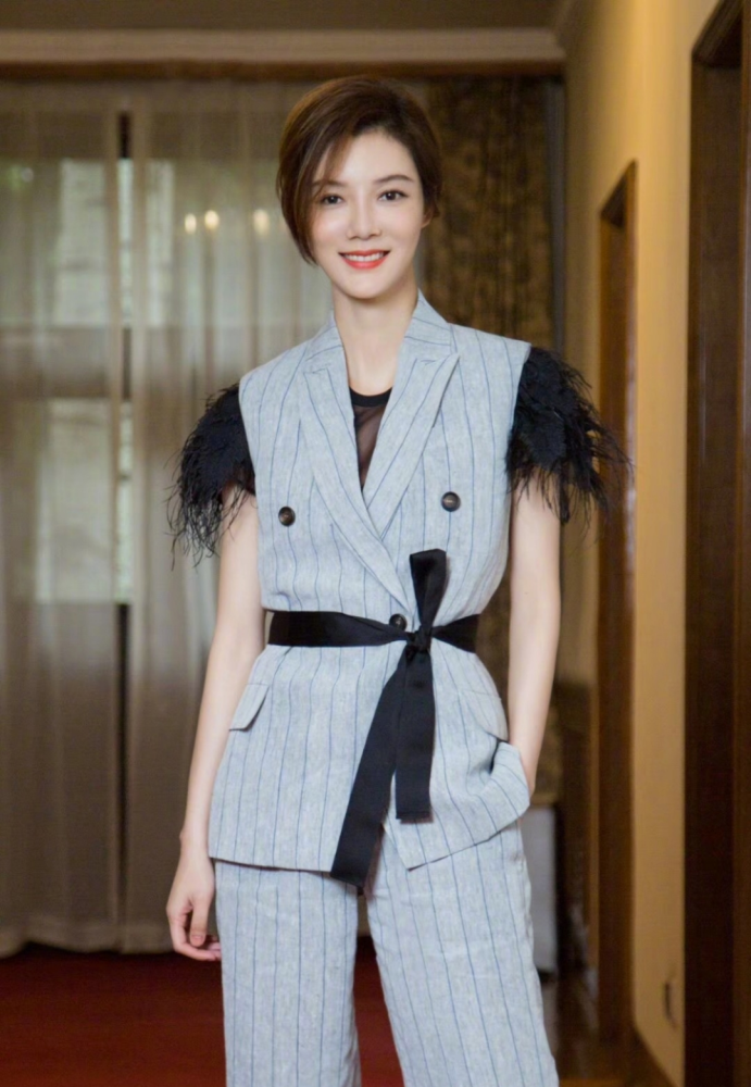 车晓剪短发气质太惊艳了,穿白衬衫配高腰裤,满满的高级范