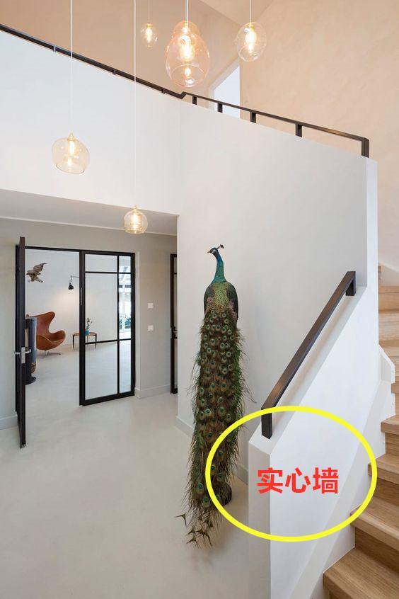 以后我要买了复式,楼梯也这样装:水泥砌半堵墙当扶手,牢固耐用