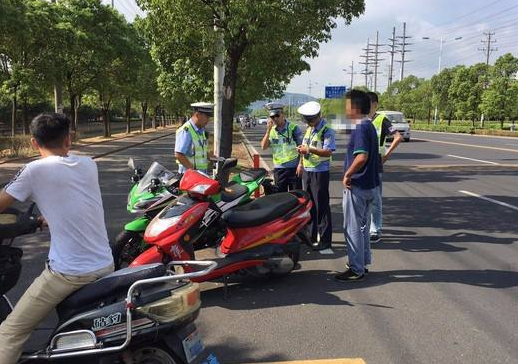 電動車不強制戴頭盔,就真不用戴?交警:這麼想的人,罰不少了!