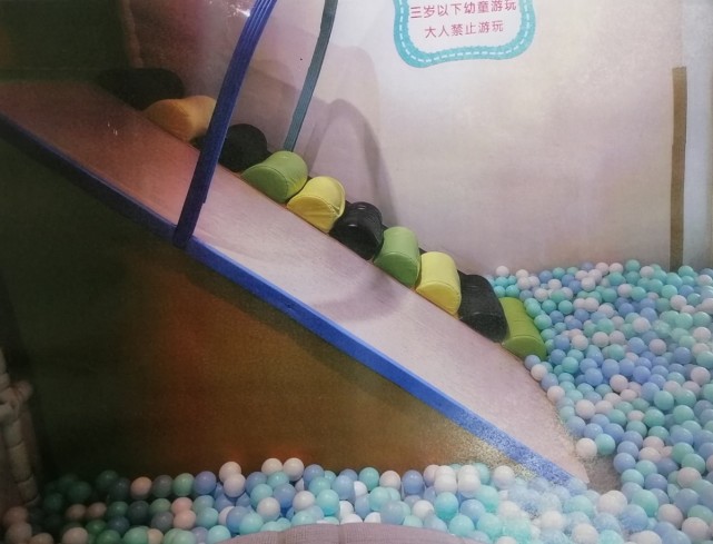北京日报奶奶陪孙女滑滑梯摔伤，状告儿童乐园，法院判7成责任自担
