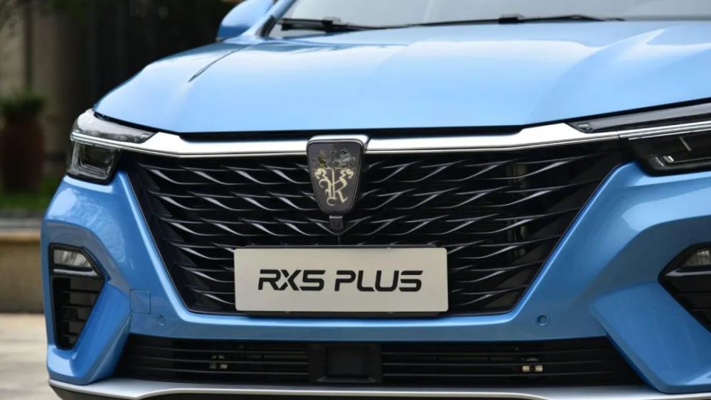 有一条镀铬饰条横贯车头,连接两侧的c字形大灯以及中间全新样式的车标