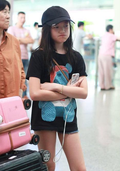 李嫣身板还没全长开,两条"牛奶腿"倒挺长,素颜出镜也很"甜"